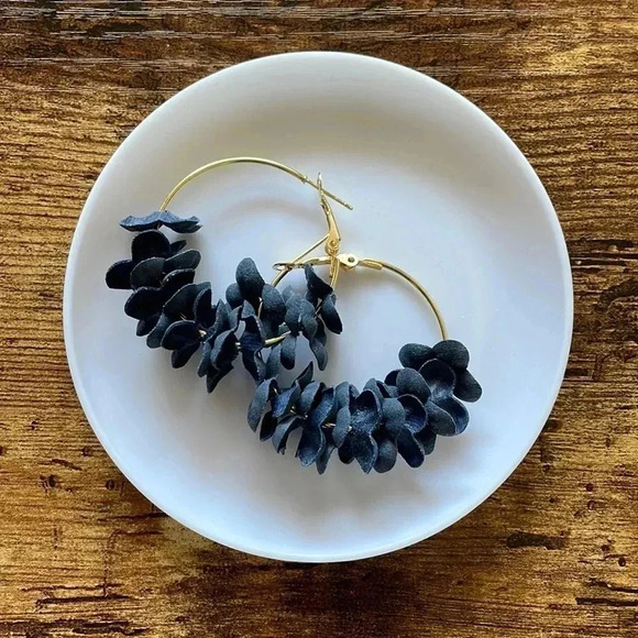 ❤️ NEW 2/$20 or 3/$25 Statement Gold and Navy Hoop Flower Dangle Earrings - Picture 1 of 5